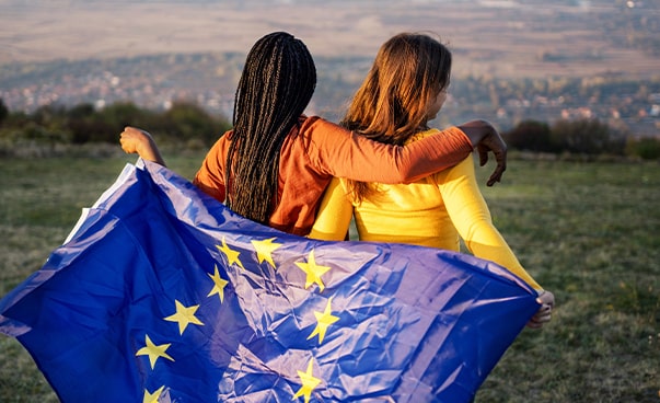 Zwei Frauen halten eine Flagge der Europäischen Union
